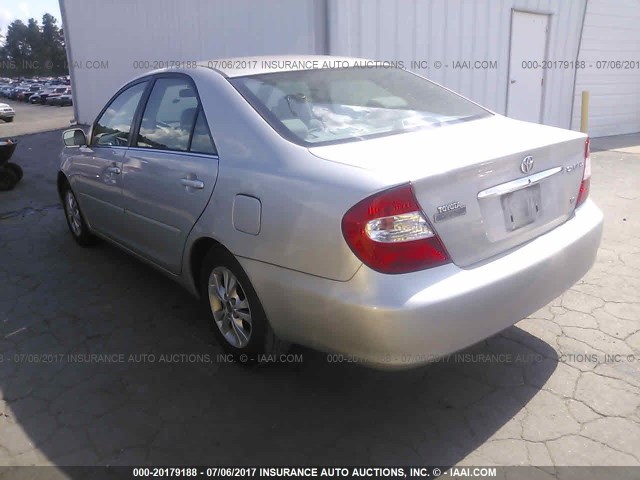 4T1BF32K64U078350 - 2004 TOYOTA CAMRY LE/XLE/SE ვერცხლისფერი ფოტო 3
