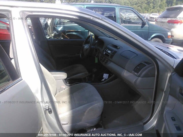 4T1BF32K64U078350 - 2004 TOYOTA CAMRY LE/XLE/SE ვერცხლისფერი ფოტო 5