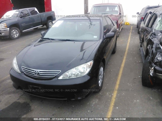 4T1BE32K95U418661 - 2005 TOYOTA CAMRY LE/XLE/SE შავი ფოტო 2