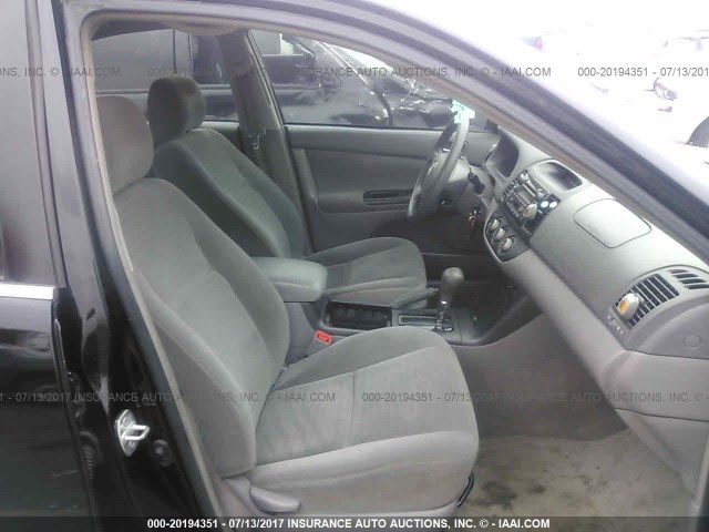 4T1BE32K95U418661 - 2005 TOYOTA CAMRY LE/XLE/SE შავი ფოტო 5