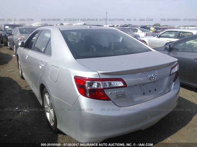 4T1BF1FK0CU515353 - 2012 TOYOTA CAMRY SE/LE/XLE SILVER photo 3
