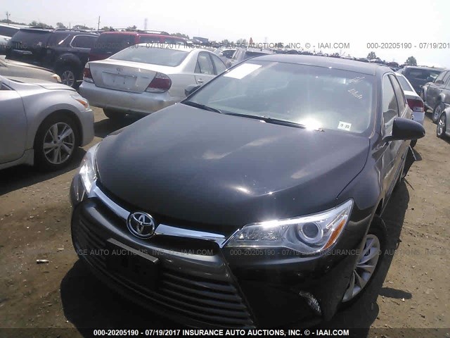 4T1BF1FK0HU686997 - 2017 TOYOTA CAMRY LE/XLE/SE/XSE BLACK photo 2