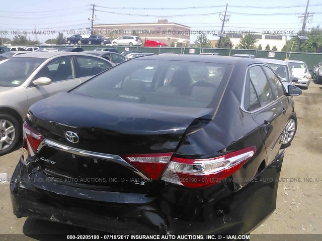 4T1BF1FK0HU686997 - 2017 TOYOTA CAMRY LE/XLE/SE/XSE BLACK photo 4