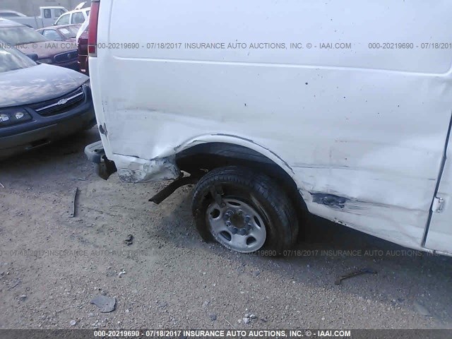 1GCGG29RXW1039592 - 1998 CHEVROLET EXPRESS G2500  WHITE photo 6