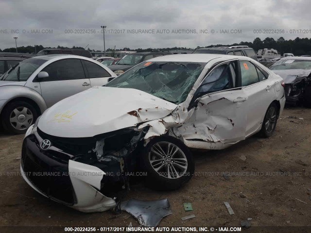 4T1BF1FKXGU212750 - 2016 TOYOTA CAMRY LE/XLE/SE/XSE WHITE photo 2