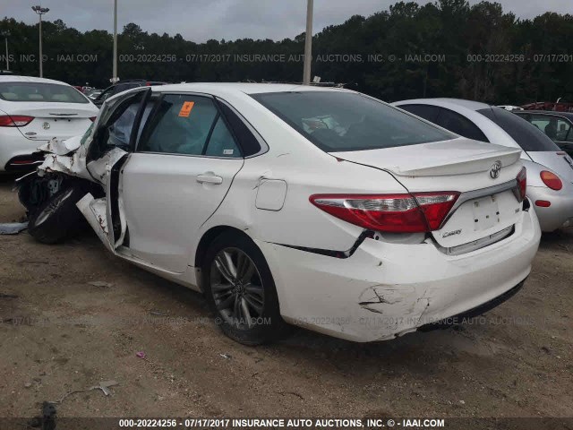 4T1BF1FKXGU212750 - 2016 TOYOTA CAMRY LE/XLE/SE/XSE WHITE photo 3