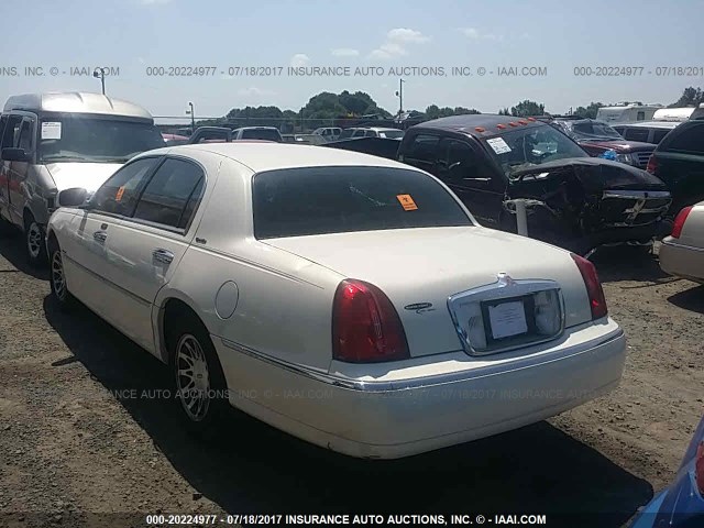 1LNHM82W11Y691271 - 2001 LINCOLN TOWN CAR SIGNATURE WHITE photo 3