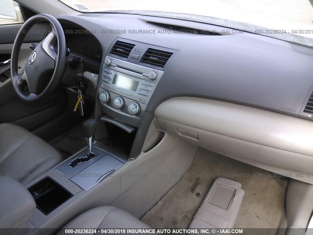 4T4BE46K39R056886 - 2009 TOYOTA CAMRY SE/LE/XLE Коричневый фото 5