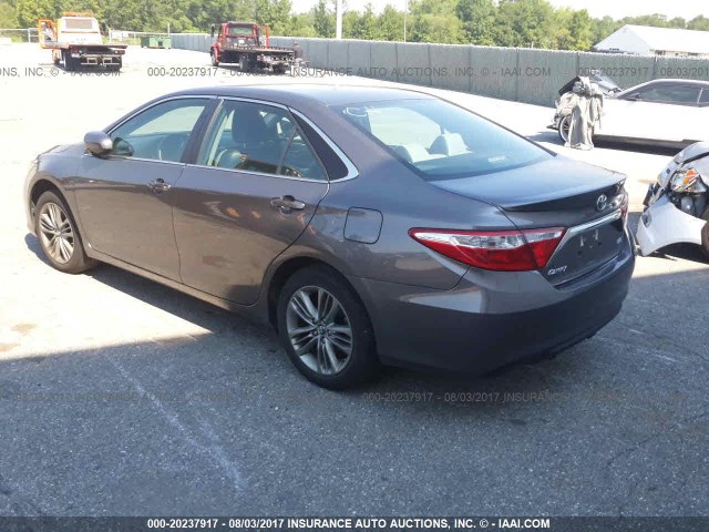 4T1BF1FK8HU618544 - 2017 TOYOTA CAMRY LE/XLE/SE/XSE Gris photo 3