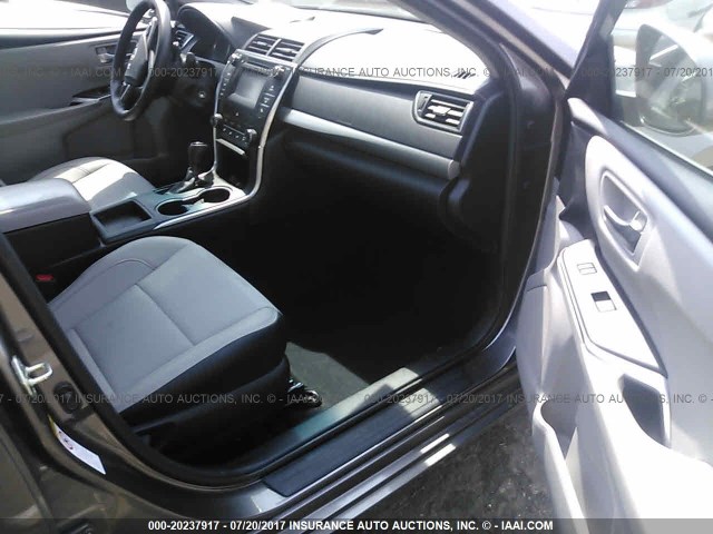 4T1BF1FK8HU618544 - 2017 TOYOTA CAMRY LE/XLE/SE/XSE Gris photo 5