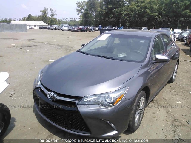 4T1BF1FK8HU618544 - 2017 TOYOTA CAMRY LE/XLE/SE/XSE GRAY photo 6