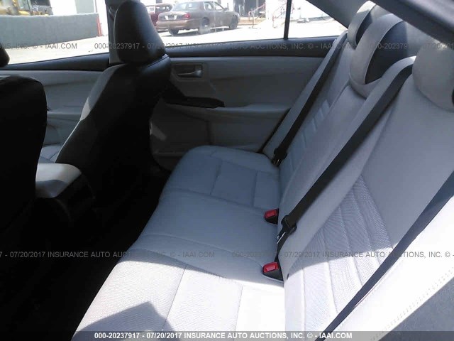 4T1BF1FK8HU618544 - 2017 TOYOTA CAMRY LE/XLE/SE/XSE Gris photo 8