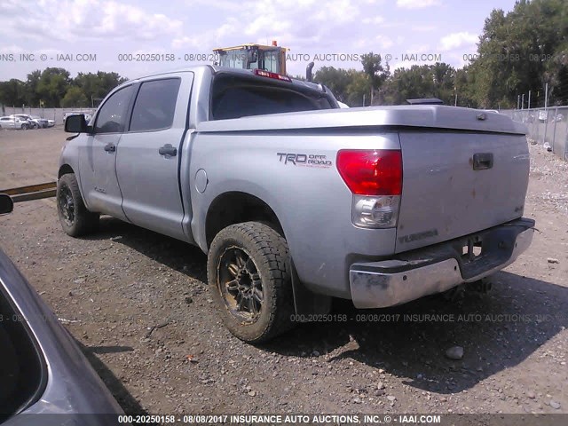 5TFDV58118X062782 - 2008 TOYOTA TUNDRA CREWMAX LIMITED SILVER photo 3