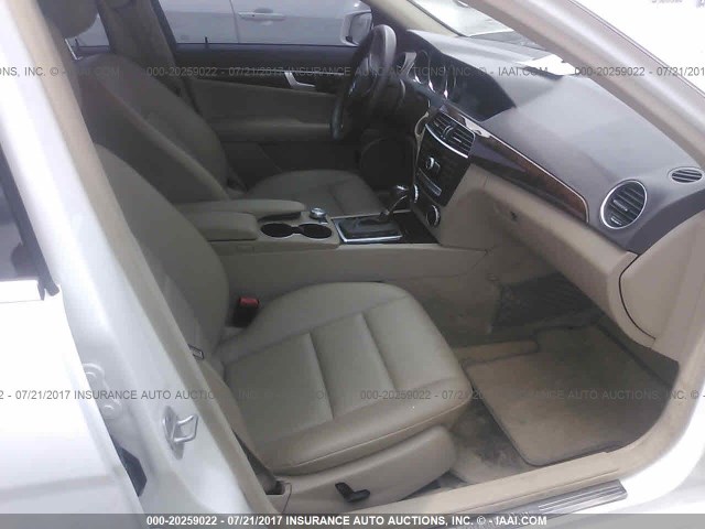 WDDGF5HB6DA765848 - 2013 MERCEDES-BENZ C 350 WHITE photo 5