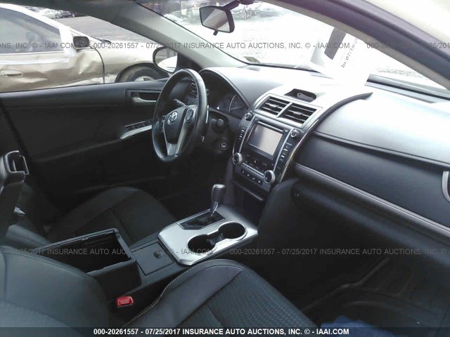 4T1BF1FK2CU619262 - 2012 TOYOTA CAMRY SE/LE/XLE WHITE photo 5