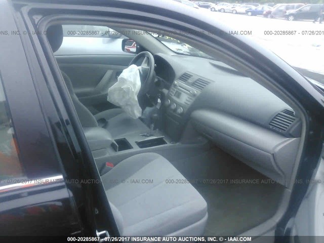 4T1BF3EK2BU716067 - 2011 TOYOTA CAMRY SE/LE/XLE Черный фото 5