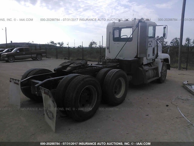 1FUYDSEB2YLH14389 - 2000 FREIGHTLINER CONVENTIONAL FLD120 WHITE photo 4