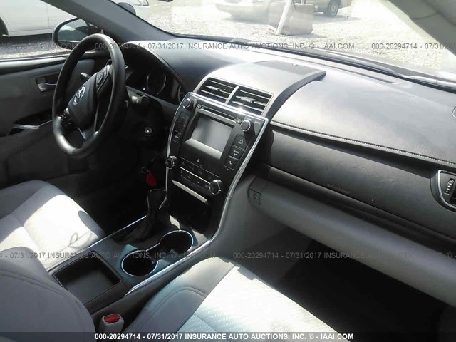 4T1BF1FK5HU659522 - 2017 TOYOTA CAMRY LE/XLE/SE/XSE RED photo 5