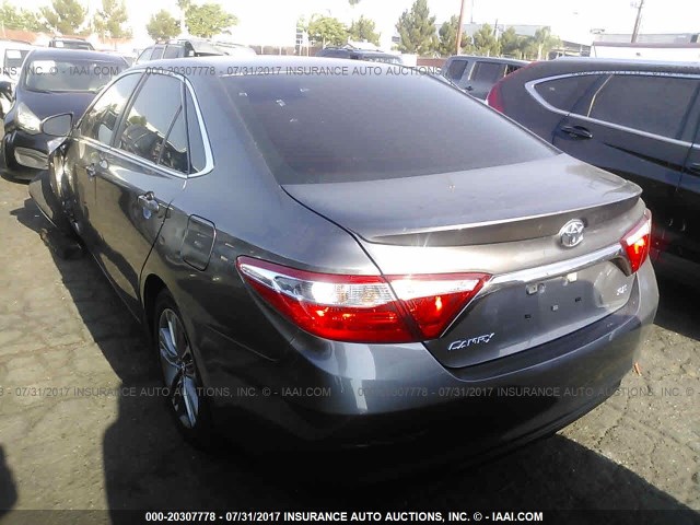 4T1BF1FK6GU180668 - 2016 TOYOTA CAMRY LE/XLE/SE/XSE GRAY photo 3