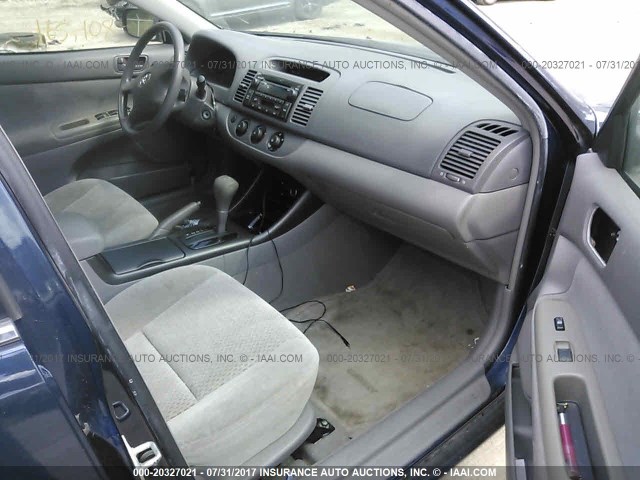 4T1BE32K82U617079 - 2002 TOYOTA CAMRY LE/XLE/SE ლურჯი ფოტო 5