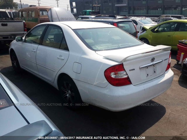 JTDBE32K730174498 - 2003 TOYOTA CAMRY LE/XLE WHITE photo 3