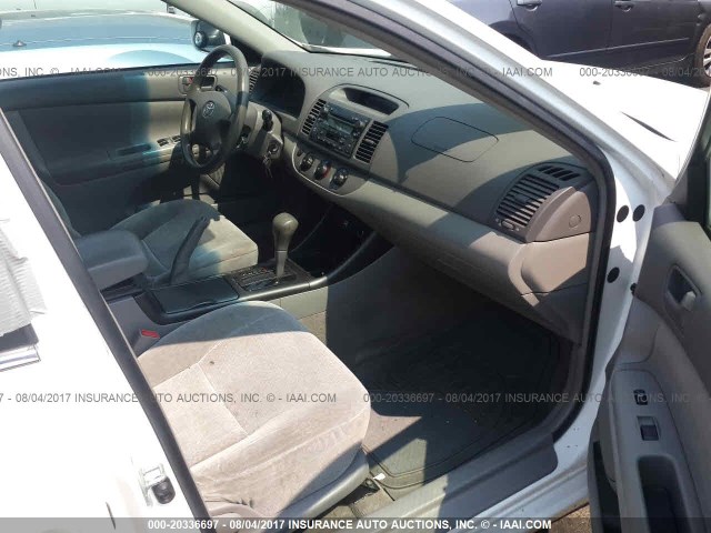 JTDBE32K730174498 - 2003 TOYOTA CAMRY LE/XLE Weiß Foto 5