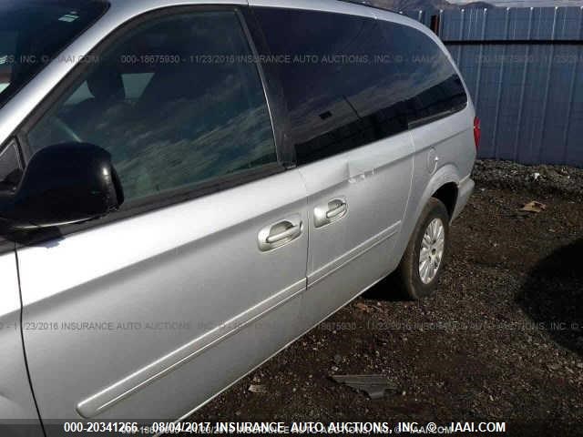 2C4GP44R05R414287 - 2005 CHRYSLER TOWN & COUNTRY LX SILVER photo 6