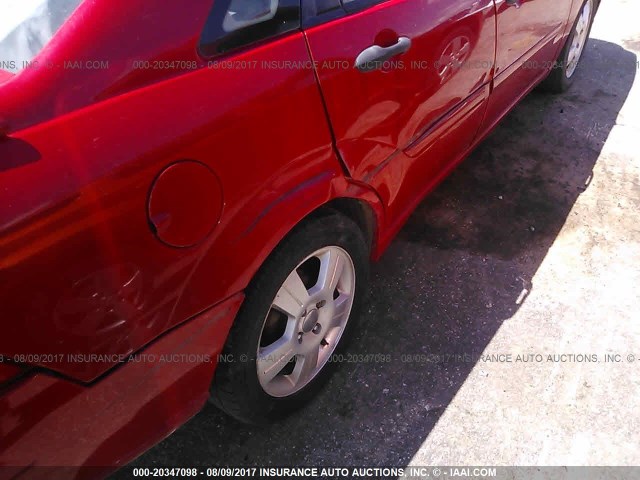 1FAFP34N55W152864 - 2005 FORD FOCUS ZX4 RED photo 6