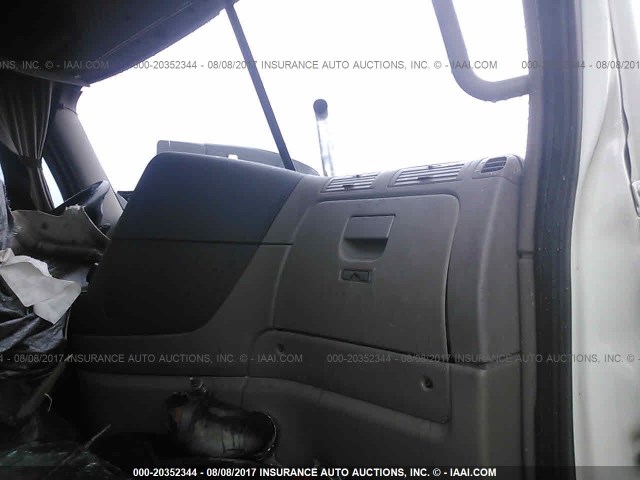 1FUJGLBG5GLHG9539 - 2016 FREIGHTLINER CASCADIA 125  WHITE photo 5