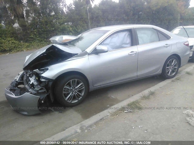 4T1BF1FK0FU499983 - 2015 TOYOTA CAMRY LE/XLE/SE/XSE 银色 照片 2