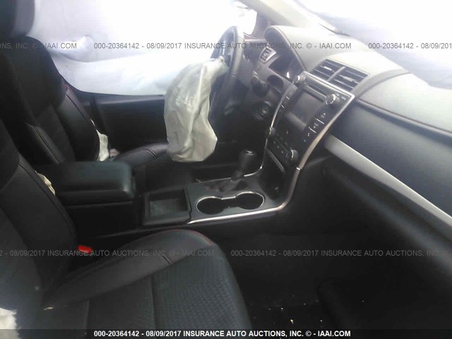 4T1BF1FK0FU499983 - 2015 TOYOTA CAMRY LE/XLE/SE/XSE 银色 照片 5