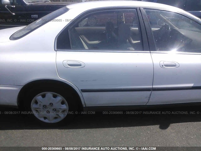 1HGCD5634VA129412 - 1997 HONDA ACCORD LX/EX WHITE photo 6