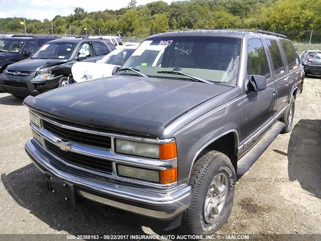 3GNFK16R4XG119814 - 1999 CHEVROLET SUBURBAN K1500 GRAY photo 2