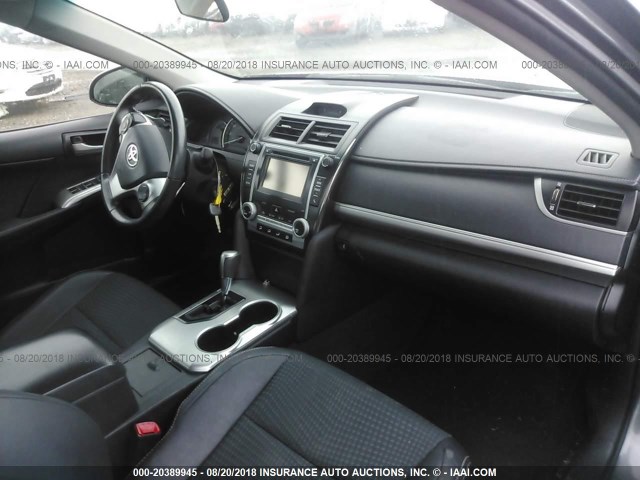 4T1BF1FKXEU382622 - 2014 TOYOTA CAMRY L/SE/LE/XLE 灰色 照片 5