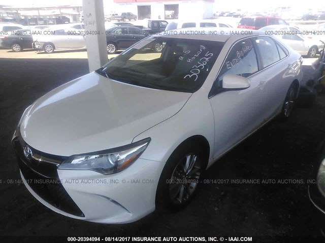 4T1BF1FK0HU303625 - 2017 TOYOTA CAMRY LE/XLE/SE/XSE WHITE photo 2