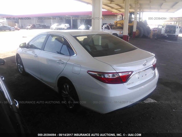 4T1BF1FK0HU303625 - 2017 TOYOTA CAMRY LE/XLE/SE/XSE WHITE photo 3