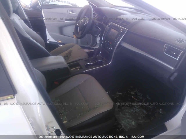 4T1BF1FK0HU303625 - 2017 TOYOTA CAMRY LE/XLE/SE/XSE WHITE photo 5