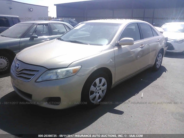 4T1BF3EK9BU713246 - 2011 TOYOTA CAMRY SE/LE/XLE GOLD photo 2