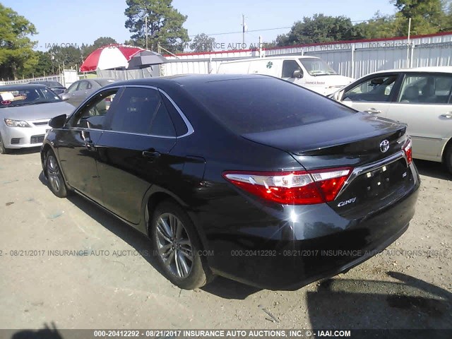 4T1BF1FK7GU174782 - 2016 TOYOTA CAMRY LE/XLE/SE/XSE შავი ფოტო 3