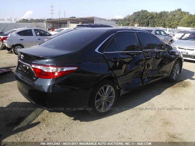 4T1BF1FK7GU174782 - 2016 TOYOTA CAMRY LE/XLE/SE/XSE შავი ფოტო 4