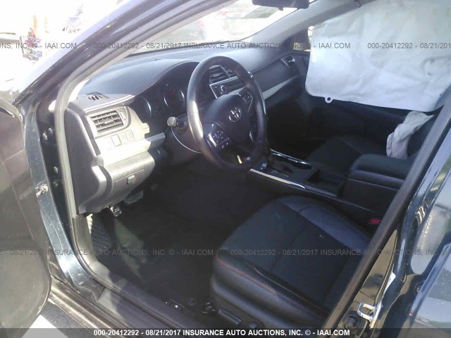 4T1BF1FK7GU174782 - 2016 TOYOTA CAMRY LE/XLE/SE/XSE შავი ფოტო 5