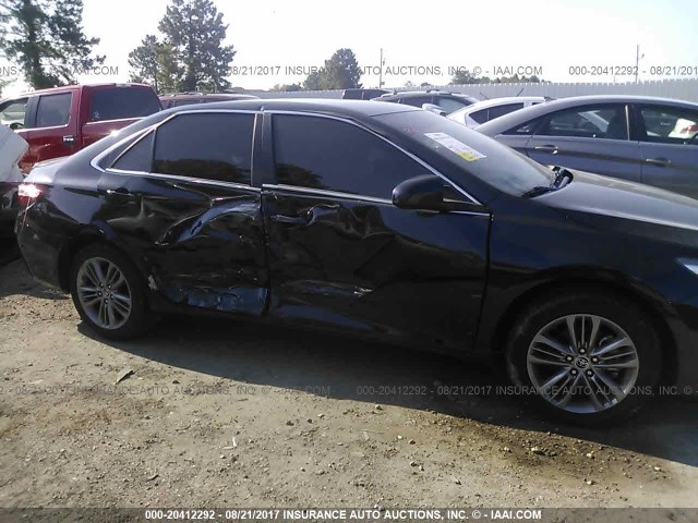 4T1BF1FK7GU174782 - 2016 TOYOTA CAMRY LE/XLE/SE/XSE შავი ფოტო 6