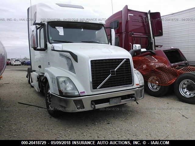 4V4NC9EH5FN183265 - 2015 VOLVO VN L WHITE photo 1