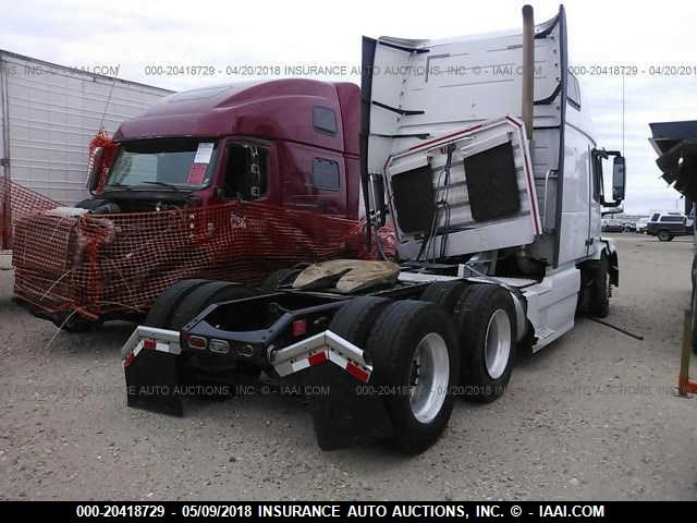 4V4NC9EH5FN183265 - 2015 VOLVO VN L WHITE photo 4