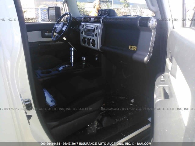 JTEBU11F98K031135 - 2008 TOYOTA FJ CRUISER WHITE photo 5