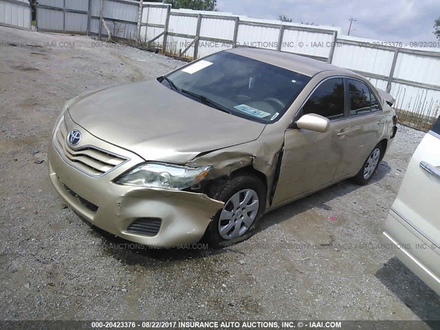 4T1BF3EK1BU702077 - 2011 TOYOTA CAMRY SE/LE/XLE GOLD photo 2