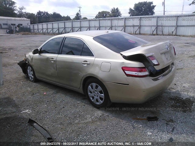 4T1BF3EK1BU702077 - 2011 TOYOTA CAMRY SE/LE/XLE GOLD photo 3
