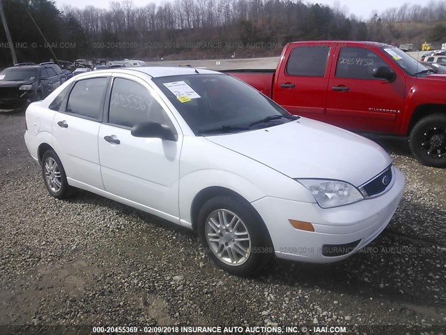 1FAFP34N67W221001 - 2007 FORD FOCUS ZX4/S/SE/SES WHITE photo 1