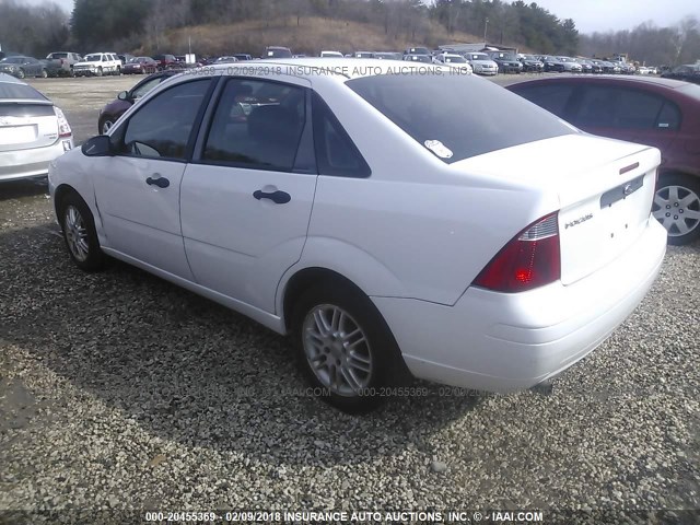 1FAFP34N67W221001 - 2007 FORD FOCUS ZX4/S/SE/SES 白色 照片 3