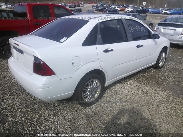 1FAFP34N67W221001 - 2007 FORD FOCUS ZX4/S/SE/SES WHITE photo 4